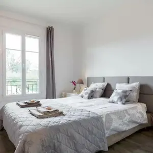 Stylish White And Red Appartement